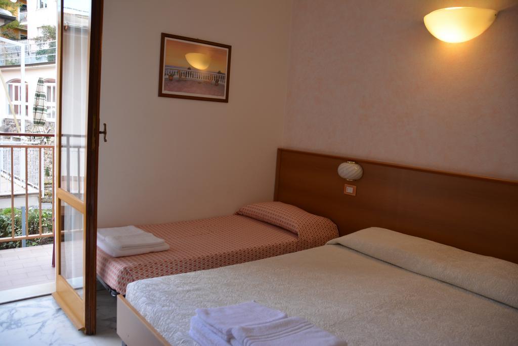Hotel Corallo Монеглия Стая снимка