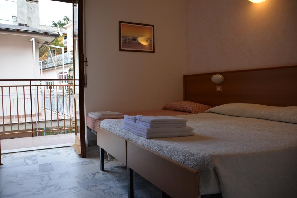 Hotel Corallo Монеглия Стая снимка